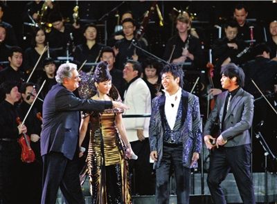 多明戈、宋祖英郎朗周杰伦（从左至右）联袂献艺。
