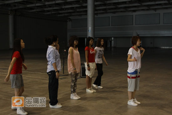 老师教选手跳劲舞
