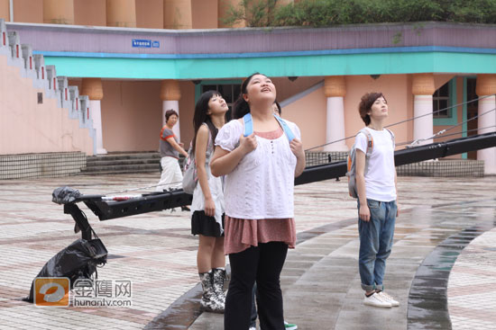 长沙虽然天降大雨，大春子、曾轶可、程晨、王志心四位快女仍然冒雨拍摄节目宣传片。在片中，四位快女要扮演小学生，背着书包冲向雨中（金鹰网摄影：张磊 金鹰网独家图片 转载请注明出处）