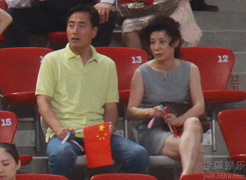 杨立新携家属