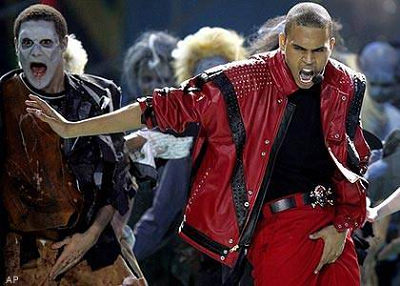 克里斯-布朗(Chris Brown)：这位美国乐坛的黑人流行小天王3月以来因为殴打前女友蕾哈娜的事而麻烦不断，不过，这也不能抹杀他曾经被视为“迈克尔-杰克逊接班人”的事实。事实是，他可能是目前年轻一辈的歌手里被拿来跟迈克尔-杰克逊相提并论最多的一位了，原因之一是他从出道至今，动不动就在演出中模仿迈克尔-杰克逊，而这还为他争取到在杰克逊面前表演的机会——2006年世界音乐奖，他在自己偶像面前小试身手，可是那句“Thriller”竟然没能唱上去。