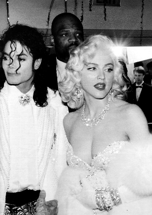流行乐坛大姐大麦当娜对于迈克尔.杰克逊的死讯表示(Madonna)：“听到这个坏消息后，我一直在哭。我没办法让自己不掉眼泪。一直以来，我都非常崇拜迈克尔·杰克逊。现在这个世界失去了最伟大的一位歌手，但是他的音乐不会随着他的离开而消失。我的心现在已经跑到了他的三个孩子和家人的身边，上帝会保佑他们!”