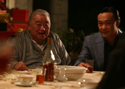 王晶的父亲王天林导演在《金钱帝国》中客串香港上世纪60年代第一大毒品捞家波叔。