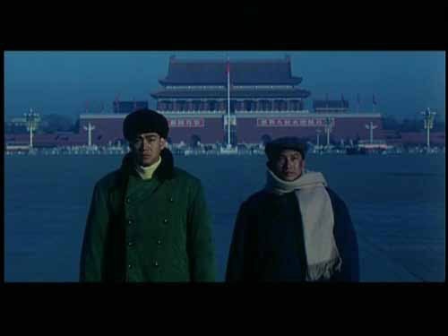 吴宇森在电影《勇闯天下》中的扮相（右边） 曾想到吴宇森在《勇闯天下》这种不见经传的电影中饰演中规中矩的角色呢？此外《辣手神探》《热血最强》中，吴导也有客串。
