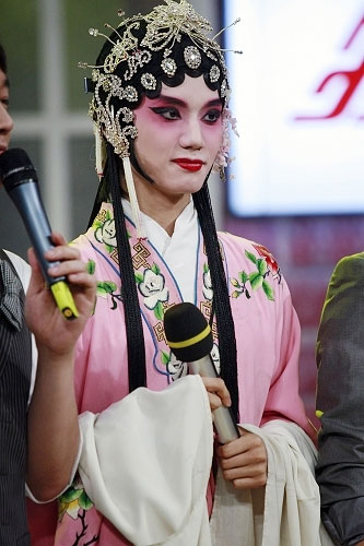 小五的花旦扮相颇为惊艳