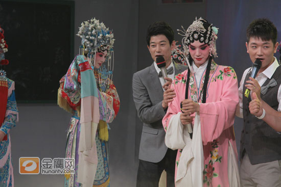 小五舞起水袖像模像样（金鹰网摄影：张磊 金鹰网独家图片 转载请注明出处）