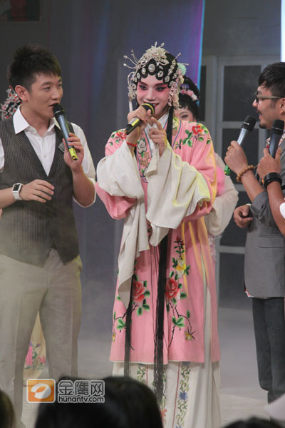 五位主持都拿小五的花旦扮相开玩笑（金鹰网摄影：张磊 金鹰网独家图片 转载请注明出处）