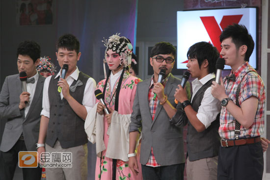 五位主持都拿小五的花旦扮相开玩笑（金鹰网摄影：张磊 金鹰网独家图片 转载请注明出处）