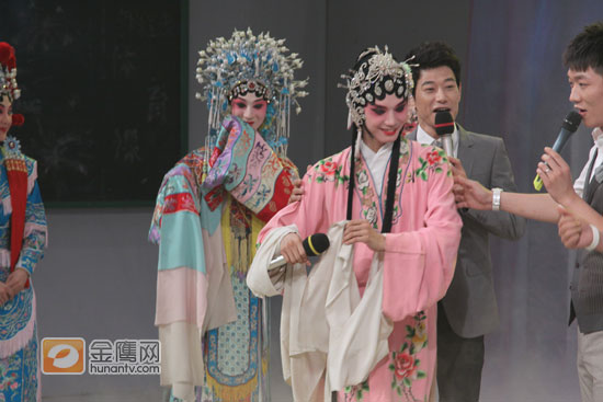 小五舞起水袖像模像样（金鹰网摄影：张磊 金鹰网独家图片 转载请注明出处）