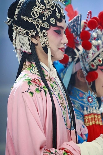 小五的花旦造型颇为惊艳