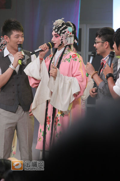 五位主持都拿小五的花旦扮相开玩笑（金鹰网摄影：张磊 金鹰网独家图片 转载请注明出处）
