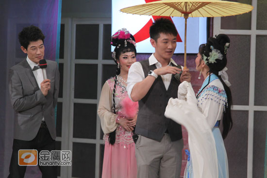 田原反串饰演小青，举手投足颇有女子的味道（金鹰网摄影 张磊 金鹰网独家图片 转载请注明出处）