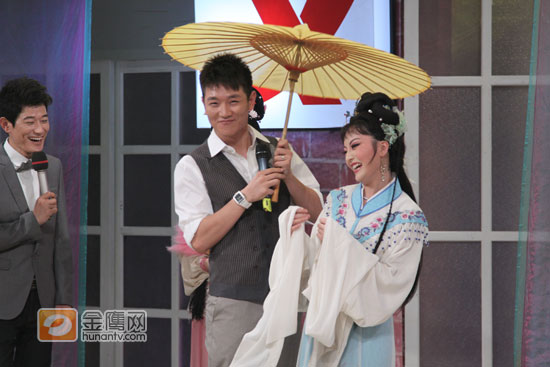 田原反串饰演小青，举手投足颇有女子的味道（金鹰网摄影 张磊 金鹰网独家图片 转载请注明出处）