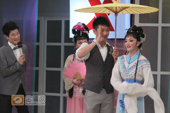 田原反串饰演小青，举手投足颇有女子的味道（金鹰网摄影 张磊 金鹰网独家图片 转载请注明出处）