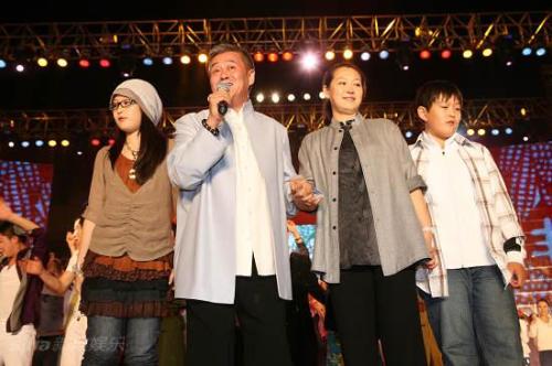 近日被曝光的赵本山恩爱和睦的一家人