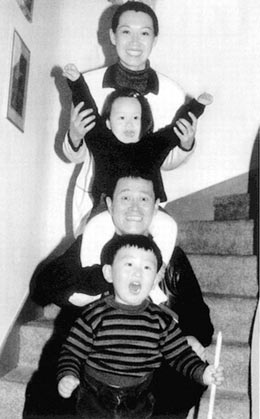 1997年的大年夜，赵本山妻子诞下一对龙凤胎，据悉赵本山当时欣喜若狂。