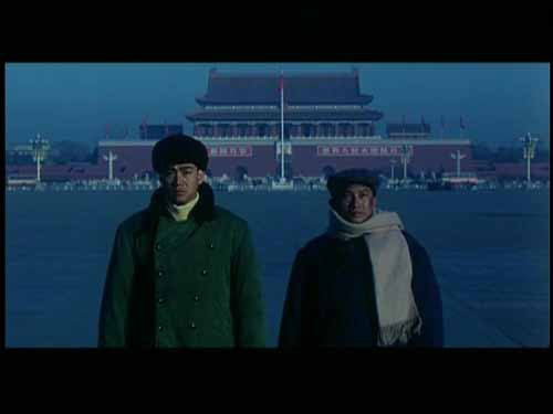 吴宇森在电影《勇闯天下》中的扮相（右边），此外《辣手神探》《热血最强》中，吴导也有客串。