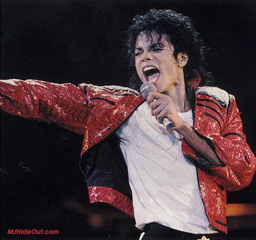 一定要有件夹克衫：1982年在MTV“Beat It”中，杰克逊穿了件红色夹克衫，引领了流行风潮。让千百万的年轻人模仿，纷纷穿起了前拉链的红色皮夹克，这个影响持续了10年，定义了八十年代的流行穿着。