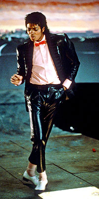 皮西装：自从他穿着这身衣服，在MTV“Billie Jean”中舞蹈着，穿过打着灯光的地板，成百万的青少年都想要他那种光皮西装，粉红色衬衫与红领结。