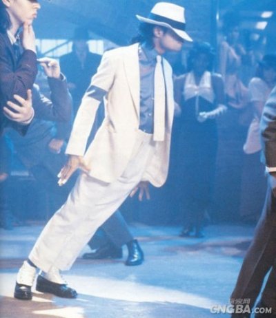 危险时尚：1987年，在他的经典MTV Smooth Criminal中迈克尔杰克逊让20年代的装束焕发出新的流行。他的这个发型是模仿杰克逊的人必然要用的。
