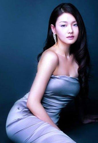 　大S 　　“想毒死我很容易，只要告诉我喝了这个会美我会毫不犹豫的喝下去”，曾经连续三个星期每天只吃一个香蕉，大S对于美的不懈追求可谓惊天地，泣鬼神，因此也换来“台湾美容大王”的称号。前面提到的那些只不过是一些小儿科，有一次大S穿了脐环因为总是穿不住而自己撤出肉来，并用剪刀剪掉自己的肉，简直是纵做鬼，也是艳鬼！
