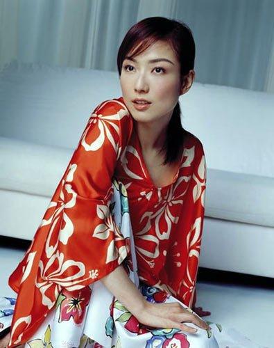 郑秀文 　　郑秀文先前是个胖妹，可是为了在娱乐圈更加美丽动人，只好拼命的减肥，结果瘦成排骨美人。在新近的演唱会中，郑秀文被大赞背后的美丽“蝴蝶骨”，可是又有人说她瘦的吓人，其实连她自己都说“我减过头了……”