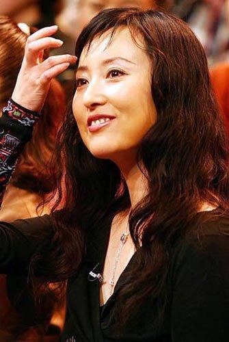 陈晓旭 　　陈晓旭曾塑造了万人心中的美好形象——林妹妹，但可能受角色影响过深，这么多年来，陈晓旭一直活得非常憋屈，她一直排斥跟外界来往，连接受新闻采访都没有兴趣。尽管自己的广告公司生意红火，陈晓旭的心怀却并没有乐观起来。由于长期抑郁苦闷，陈晓旭多次产生了厌世的念头。经人证实，陈晓旭还曾拨通防自杀新闻热线寻求帮助，最终在心理辅导下，逐渐走出了心灵的阴霾。