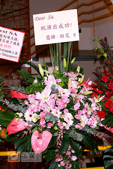谢霆锋与爱妻张柏芝联名为舞台剧《劲歌金曲》送上主演阿sa花篮，十分贴心。