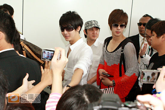 ss501正式离港，歌迷欢送的人数较多，保安做足安全措施。
