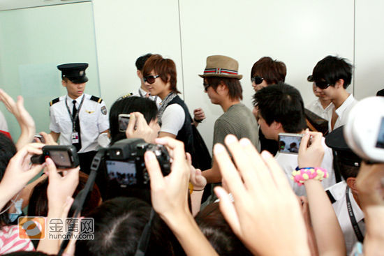 ss501正式离港，歌迷欢送的人数较多，保安做足安全措施。