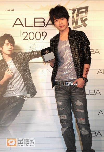 张栋梁化身Rocker型男_与性感.jpg