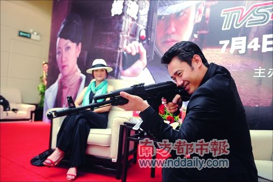 吴秀波与王亚梅到广州宣传。 本报记者马强摄
