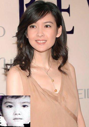 周慧敏 进入娱乐圈近20年的周慧敏，素有第一代玉女掌门的称号，温柔娴静类似这样的字眼也一直跟随着她，可是谁能想到，周慧敏小的时候与这些形容词绝对无缘。在她七、八岁的时候，她的奶奶在卫生间里洗澡，周慧敏想进去偷看，于是拿工具想把门打开，但是最后却闯了祸，反而把奶奶关在了卫生间里面，门怎么也打不开了。这次经历叫周慧敏很害怕，从此不敢再贪玩了。