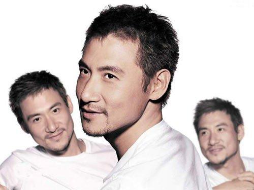 张学友 张学友的父亲是一名海员，一年也没有几天在家，学友三兄妹的生活起居和教育工作自然落在母亲头上。那时香港的经济还未腾飞，大部分的家庭过得比较艰苦。学友从未穿过在百货公司买的新衣服，他的衣服都是母亲在市场买来衣料，然后亲自缝制给他。