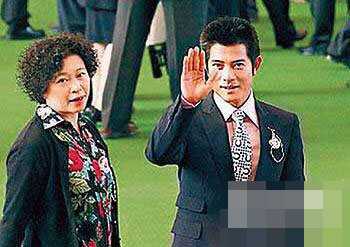 1993年小美开始担任郭富城经纪人，一手栽培年轻的郭富城上位，对比自己年纪小好几岁的郭富城，小美宠爱有加。1999年郭富城在澳大利亚结识新欢却遇上偷拍事件，小美不离不弃，出面替郭富城应对此事，直至打赢官司。盛传小美不仅是郭富城的经纪，其实早已暗居郭太。