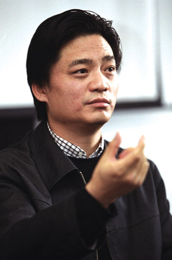 崔永元的父亲是个军人，四岁时举家进京，在北京丰台上小学至高中，1981年考入北京广播学院新闻系。1985年毕业后进入中央人民广播电台任记者，客串中央电视台策划东方时空等节目，1996年以《实话实说》主持人崭露头角，大受欢迎。曾经两次获得主持人“金话筒”奖，四次荣获央视“十佳主持人播音员”奖。至今，人们一提到崔永元，仍会“条件反射”地想到《实话实说》，他的机智幽默让嘉宾在全国电视观众面前敞开心扉。他的主持语言成为了一些电视工作者和社会学者“研究考察”的对象。