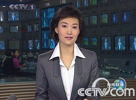 大气 略长而蓬松、稍微有点爆炸感的直发，配上亲切的笑容，给人一种大气之美。