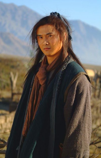 田亮饰牛郎：这是他的荧屏处女作，因为他没有演过戏，《牛郎织女》还没有播出就有人说他演的“雷”，这就很让人捉摸不透。6月29日一经播出，也有人立刻站出来说“雷”，更不可理喻。因为前5集写的是牛郎织女小时候的事情，田亮根本就没有出现。“雷”从何来？如果，有些报道或者评论仅仅因为田亮是“处”对其演技预期低也是情有可原，但如果仅仅是为了某些噱头而全盘否认田亮是不可取的。坦率地讲，田亮的演技略显稚嫩，但是已然全面超出预期，他的木讷、憨厚以及呆呆的样子恰恰符合民间对于传统传说中牛郎的形象要求。在接下来的日子里，田亮扮演的牛郎将会逐步得到更多人的认可，而田亮也将会通过这个角色而经历一个再红的慢热过程。
