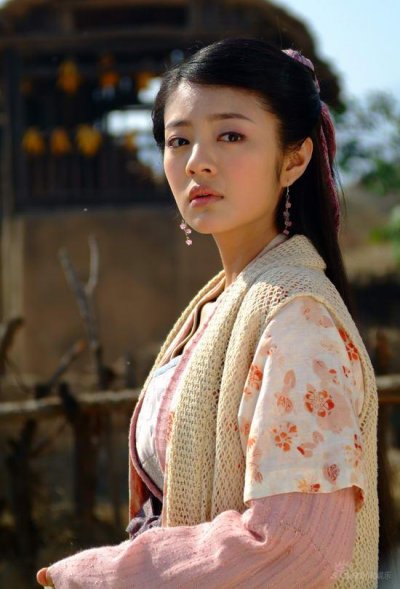 安以轩饰织女：我原以为安以轩是韩国人呢，后来得知不是，这名字起得挺误导人的，估计他们的经纪公司原本是想把她弄成“韩剧偶像”的。安以轩以前确实演过很多戏，但让我记忆深刻的并不太多，这次扮演织女对她的演艺生涯来说是一种提升。就像老韩在博客里所说：织女盖过西施。也就是说安以轩——姑娘漂亮。在《牛郎织女》中，安以轩的特色实际上还是以偶像的角色并被偶像着。这一点无可挑剔。她扮演的织女除了漂亮以外，就是有点可爱。