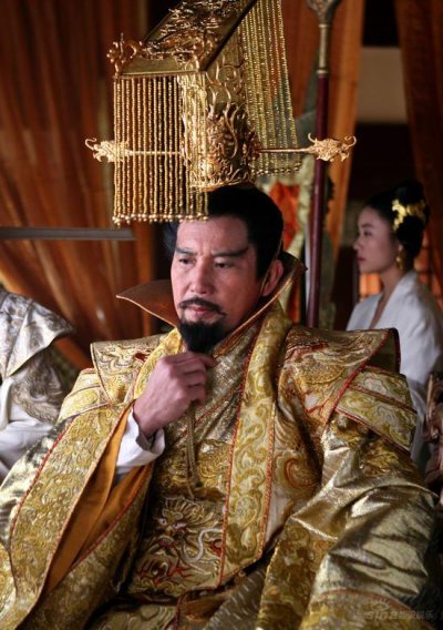 秦汉饰玉帝：这位玉帝“惧内”，演过近百部影视剧的秦汉以诠释温文尔雅的书卷气人物为最。虽然贵为玉帝，但他却怕老婆，在第一集中，他和西天王的较量彰显了他英雄的一面，但在丝音被姐姐从天上推下来以后，他没有注意，像鹦鹉学舌一样紧随王母的情节，也把他“惧内”的特点发挥得淋漓尽致。
