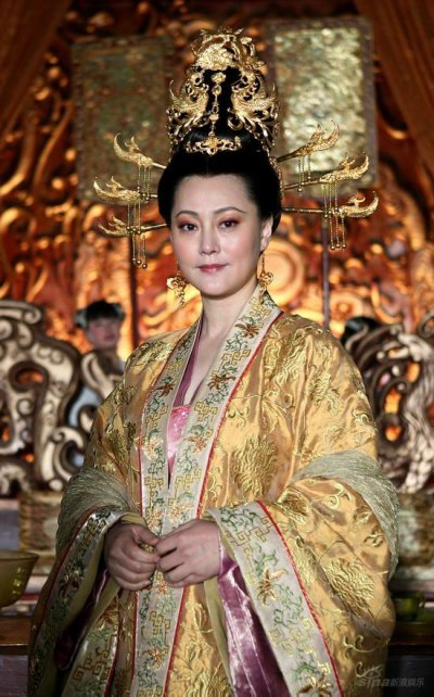 宋佳饰王母：宋佳的表演也很到位，但我个人觉得宋佳并非王母娘娘的最佳选择。有人提议巩俐，这有点不靠谱，但我觉得宋佳完全还可以再“横”一些。不知道是不是还有到她最“横”的时候。