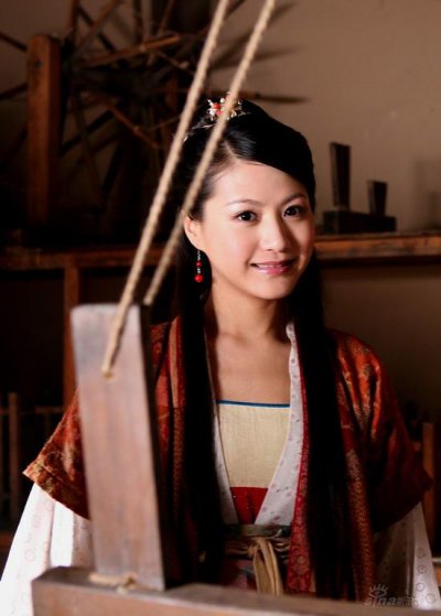 杨渝渝饰旱拔：以前我对杨渝渝一无所知，但她在《牛郎织女》出演的二公主旱拔给我的印象还是非常深刻的。这是一个花痴型的人物，整天见了帅哥就走不动。这和男的见了美女走不动一样。不过，以前我们都说男人没出息，现在没出息的女人也出现了，还是玉帝的二公主。可以说杨渝渝把这个人物演活了。以后若见了杨渝渝的面可以叫她“花痴”了。这个帽子将在一段时间内戴在她的头上。