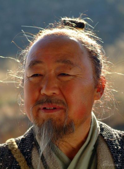 马恩然饰周公晋：和一拨儿京城的影评人闲聊，说有一批人演“妈”演得非常好，我们说谁谁谁，实际上也有一批人演“爹”演得也非常好。马恩然就是其中一个。他以前在《空镜子》中的表演堪称经典，现在在《牛郎织女》中演凤凰的爹周公，这是一个书呆子式的人物，大火烧了自家房也能稳如泰山岿然不动。马恩然演得令人不得不拍手称赞。