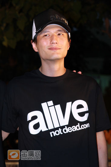 尹子维首次公开亮相北京，为活动启动庆祝。