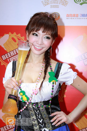 打扮性感的椋名凛啤酒妹装扮出场。