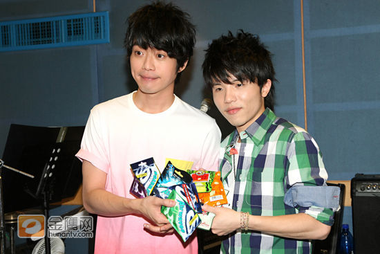 Nicholas Teo(张栋梁)、小宇前进彩排室，共同彩排练习合唱的曲目《只因为你》。