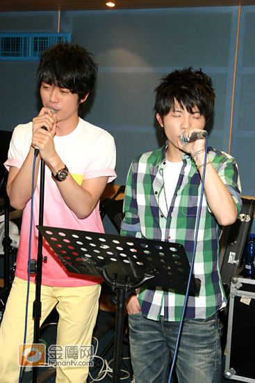 Nicholas Teo(张栋梁)、小宇前进彩排室，共同彩排练习合唱的曲目《只因为你》。