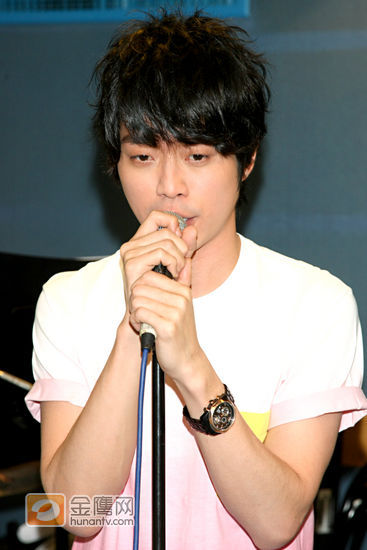 Nicholas Teo(张栋梁)进行彩排，十分专业。