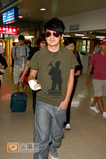 Gary Tsao(曹格)返回大马，黑超示人，直言手伤并非因被人打伤。