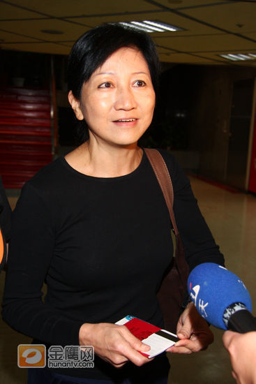 曹格妈妈随同返回大马。